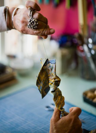 Reportage dans l'atelier d'artisanat d'art de Géraldine Venet, créatrice de bijoux