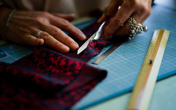 Reportage dans l'atelier d'artisanat d'art de Géraldine Venet, créatrice de bijoux