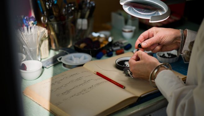 Reportage dans l'atelier d'artisanat d'art de Géraldine Venet, créatrice de bijoux