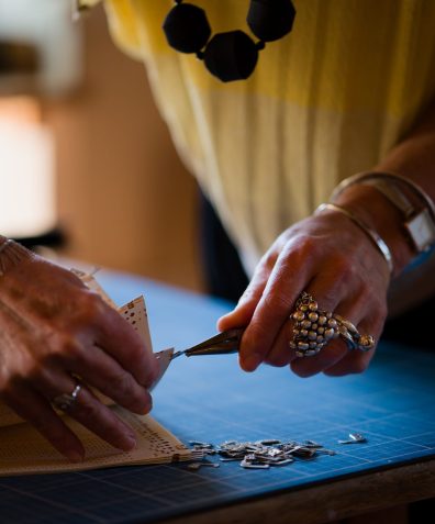 Reportage dans l'atelier d'artisanat d'art de Géraldine Venet, créatrice de bijoux